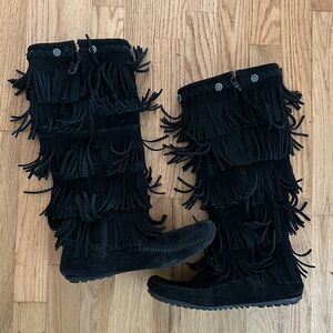 Minnetonka 5 layer fringe black leather moccasin boot size 8